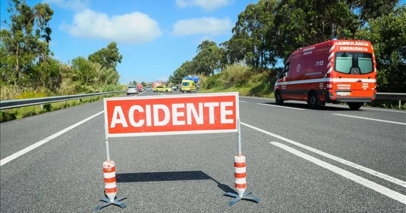 Colisão entre dois camiões corta IC2 na Benedita