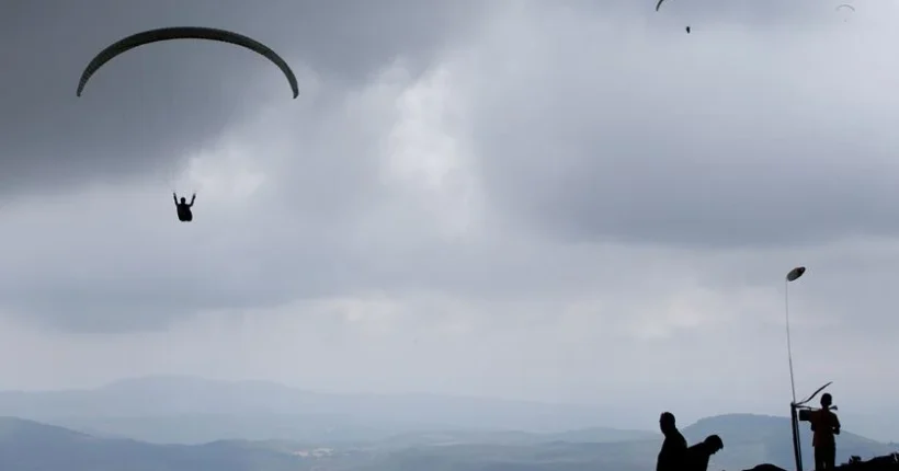 Colisão entre parapentes causa ferido grave em Alcobaça