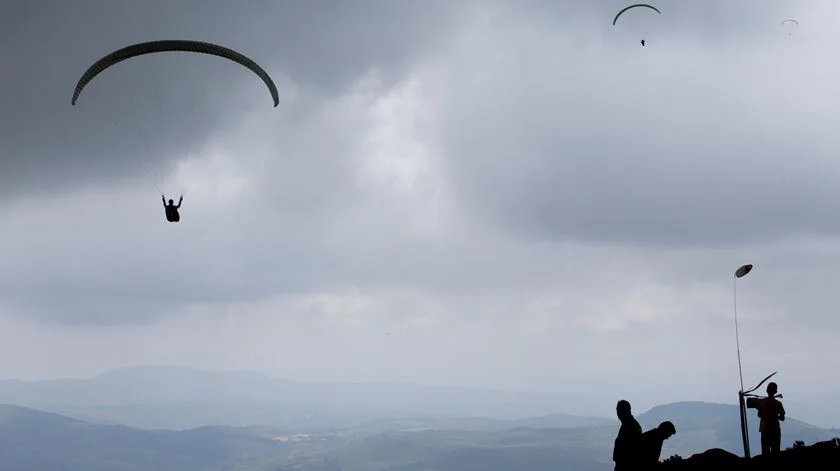 Colisão entre parapentes causa ferido grave em Alcobaça