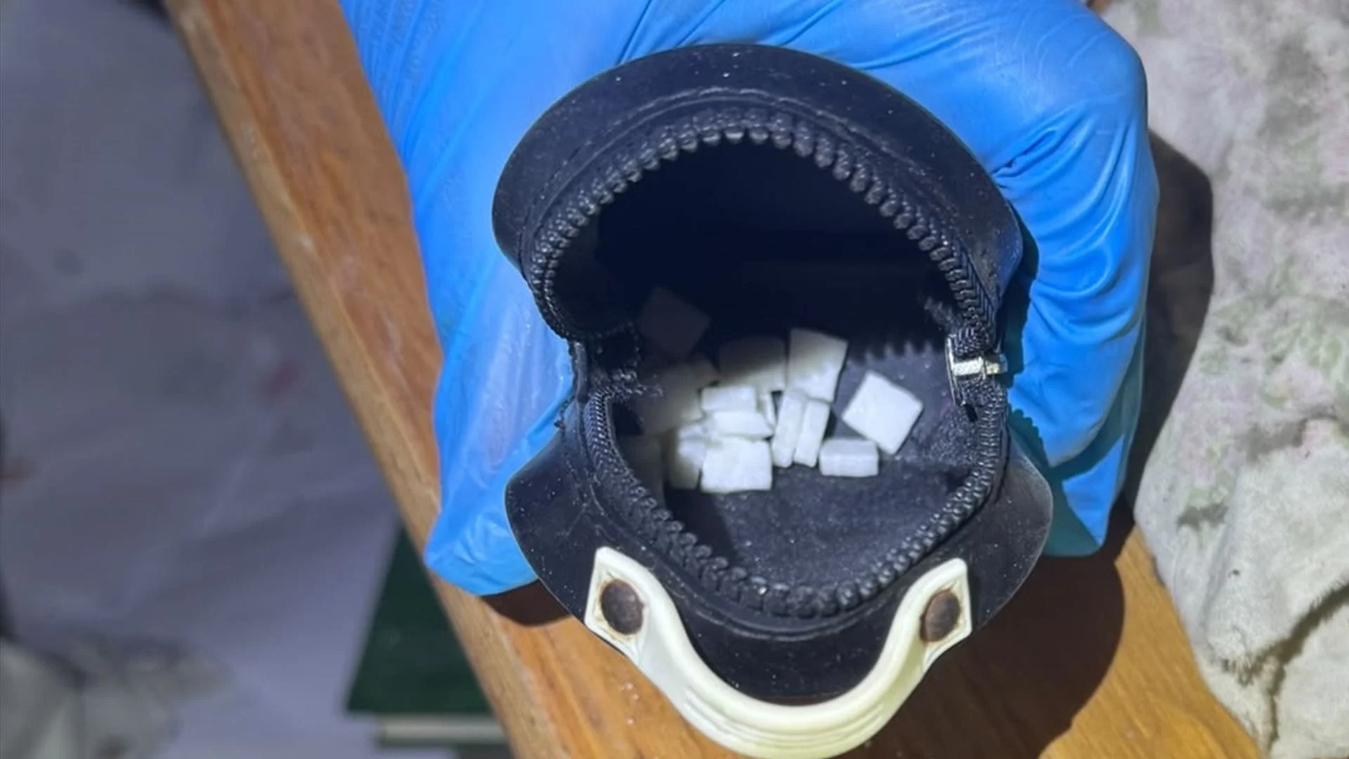 Drogas no rolo de carne e em cartas de crianças. Recluso geria rede a partir da prisão
