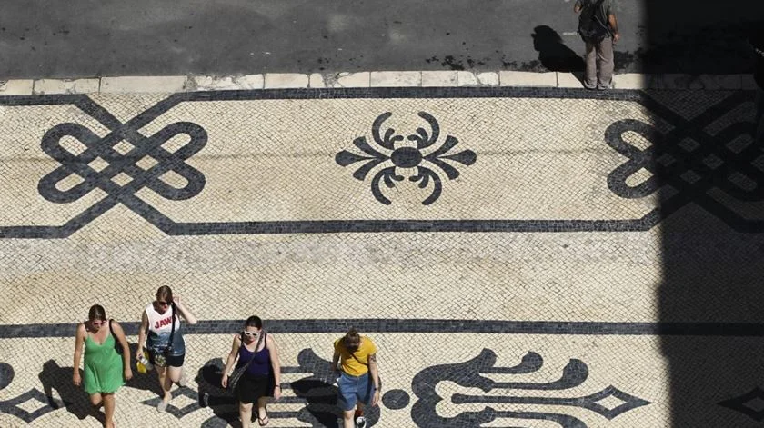 Em Lisboa há aprendizes de calceteiro, mas falta atrair jovens e um bom profissional "leva anos a formar"