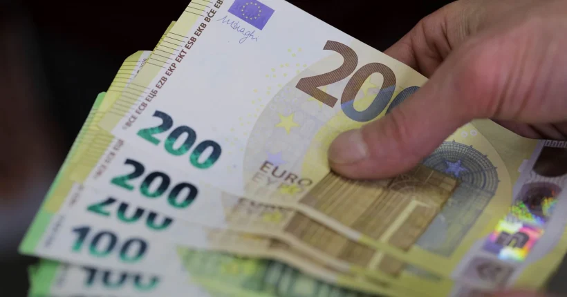 Encontrada mala com 1,5 milhões de euros em notas falsas junto a lixo no Porto