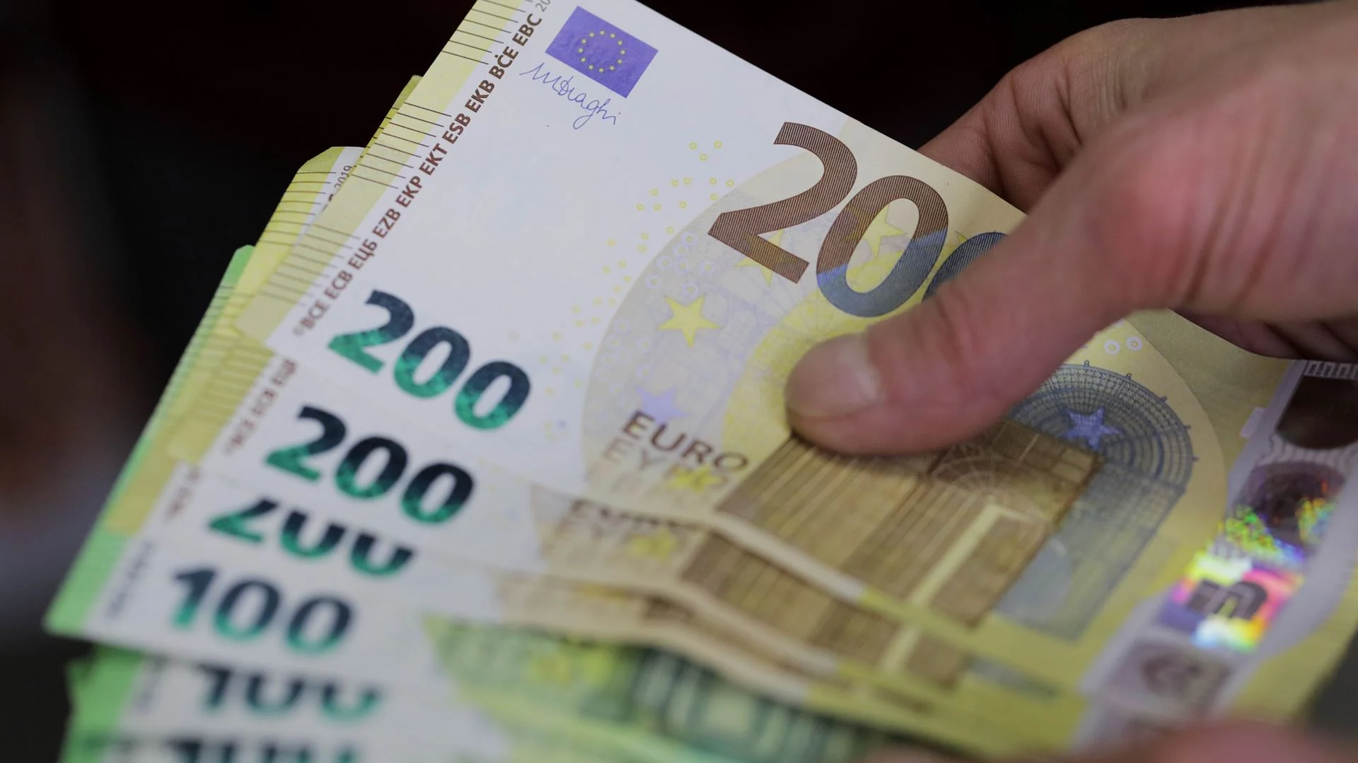 Encontrada mala com 1,5 milhões de euros em notas falsas junto a lixo no Porto