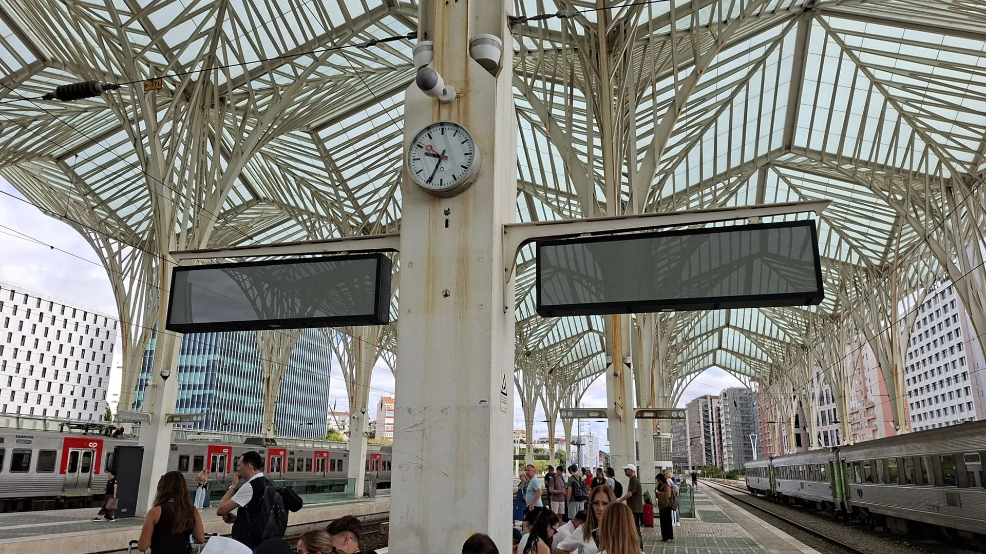 Falha elétrica deixa Gare do Oriente sem informação aos passageiros