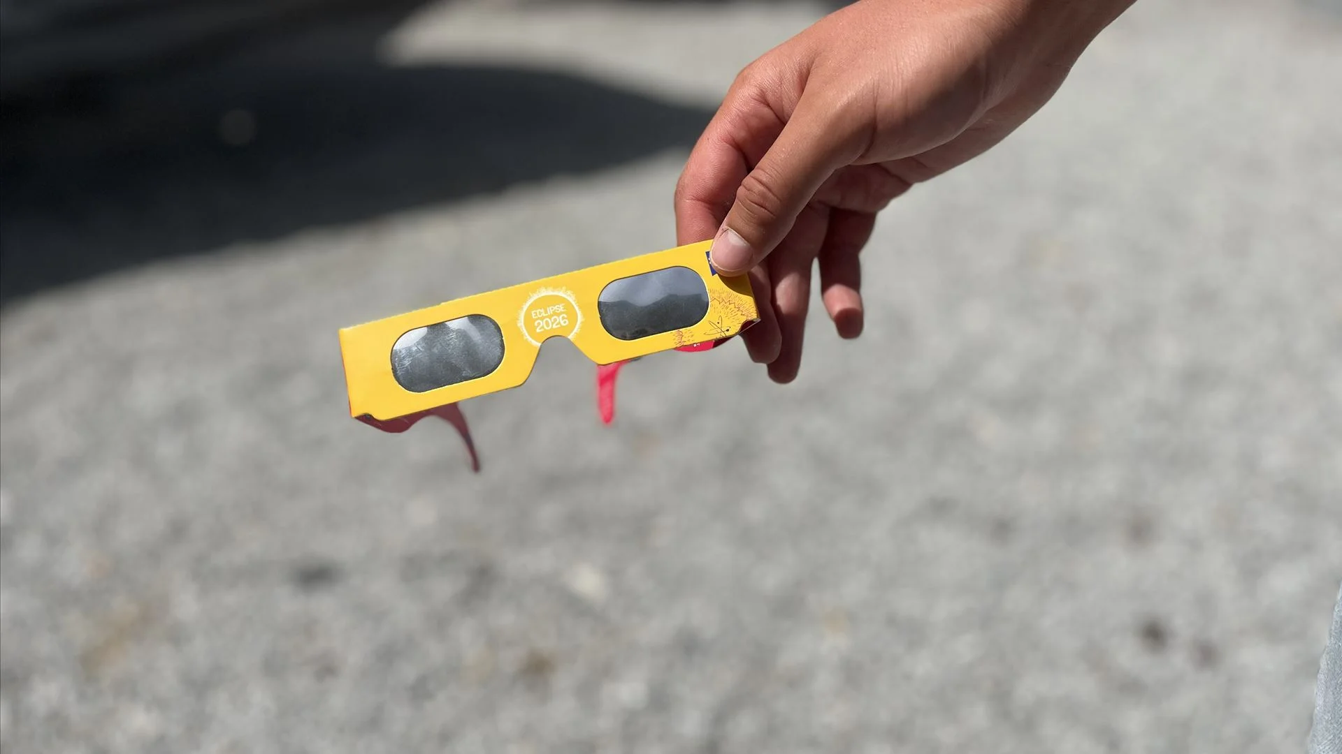 Farmácias vão receber mais óculos para observar eclipse