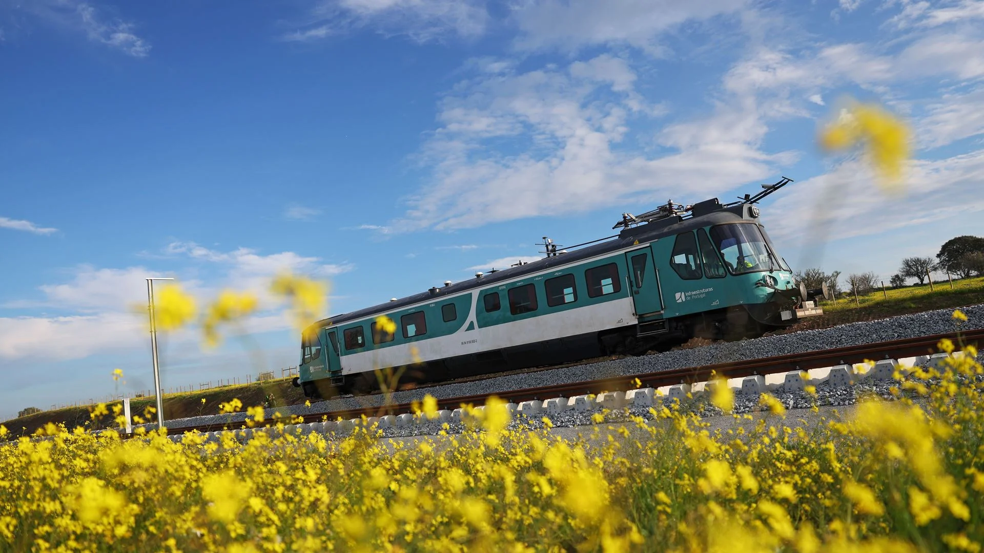 Furtos e vandalismo condicionam certificação da linha ferroviária Évora-Espanha
