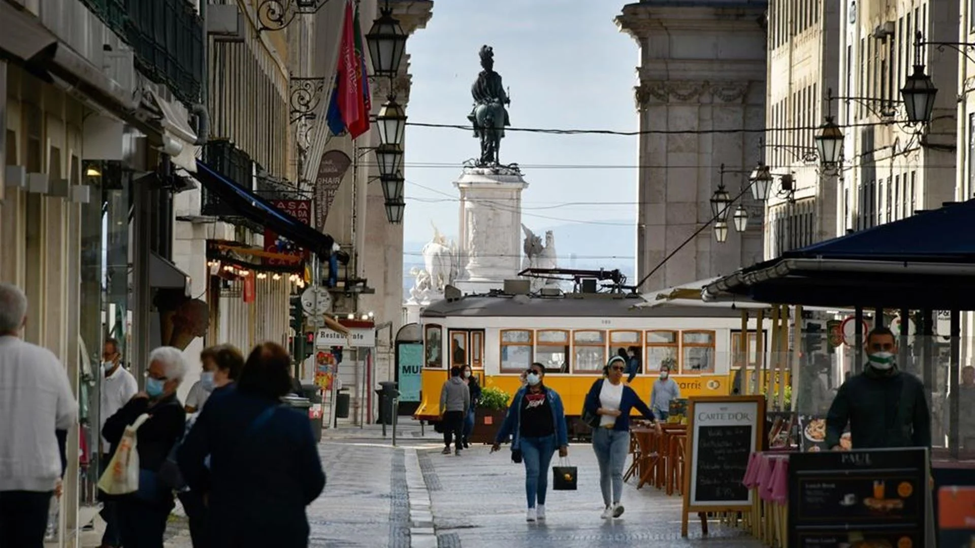 Governo anuncia reforço policial nas zonas turísticas de Lisboa após mulher ser baleada