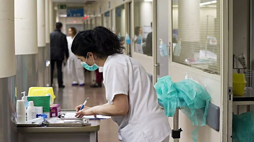Hospitais sem capacidade para contratar cerca de três mil enfermeiros recém-licenciados