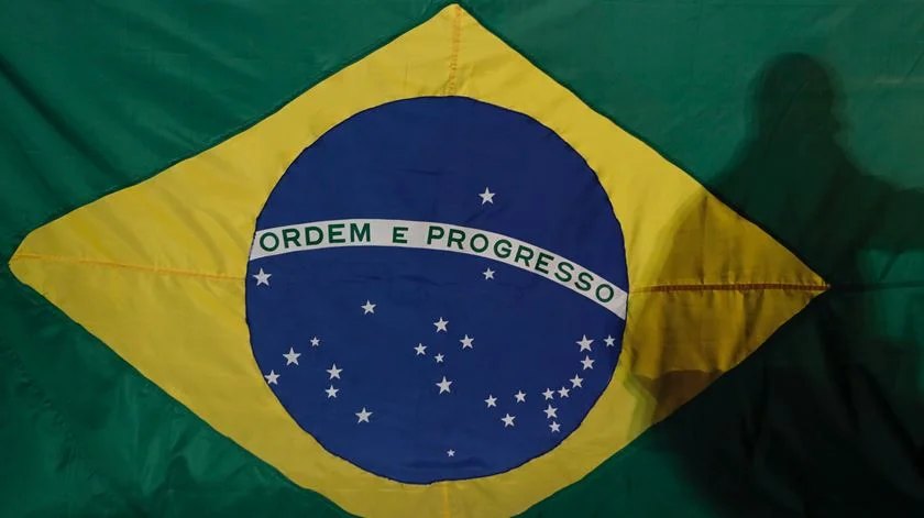 Jovem deportado para o Brasil após AIMA demorar dois anos a decidir reagrupamento