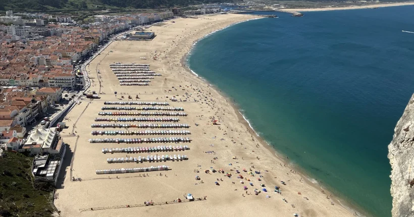 Levantada proibição de banhos na praia da Nazaré