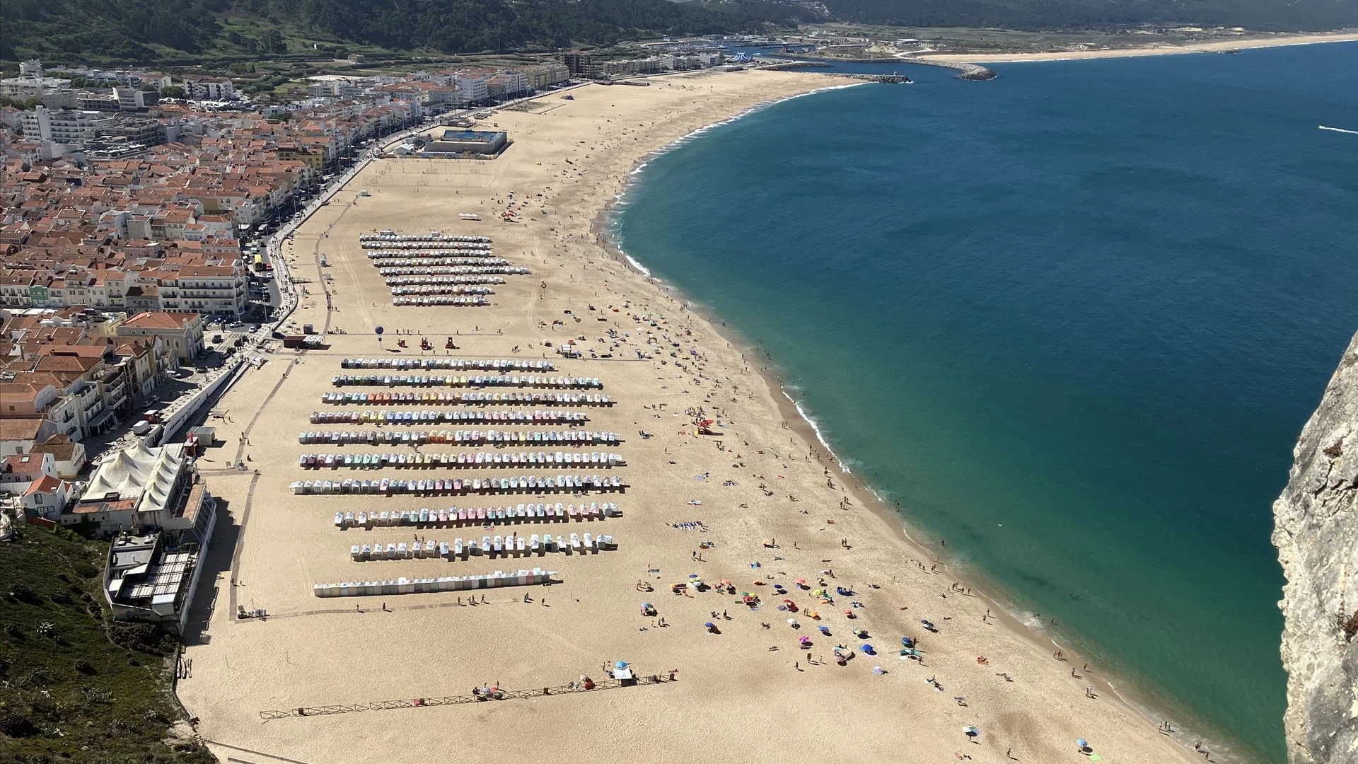 Levantada proibição de banhos na praia da Nazaré