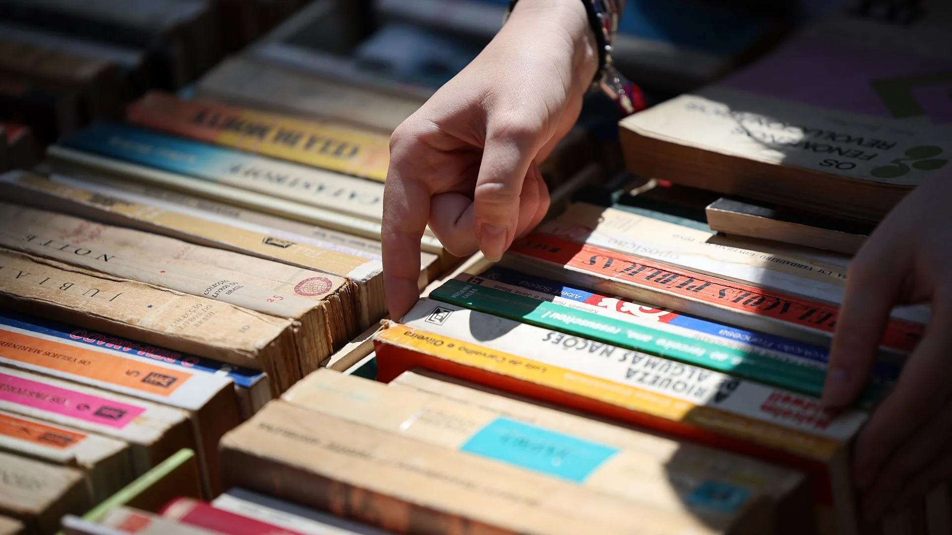 Mau tempo adia abertura de "stands" da Feira do Livro do Porto