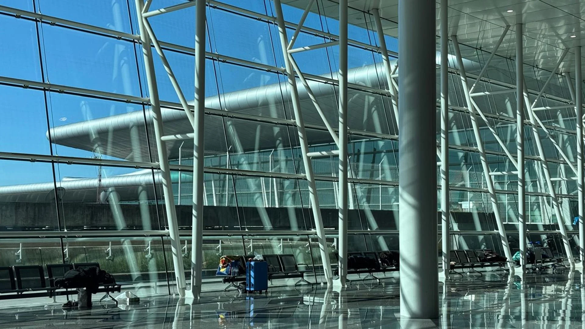 Mau tempo cancela oito voos e diverge outros sete no aeroporto do Porto