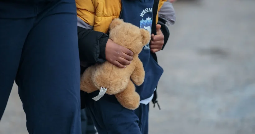 Menino encontrado sozinho na rua e irmã entregues à Segurança Social