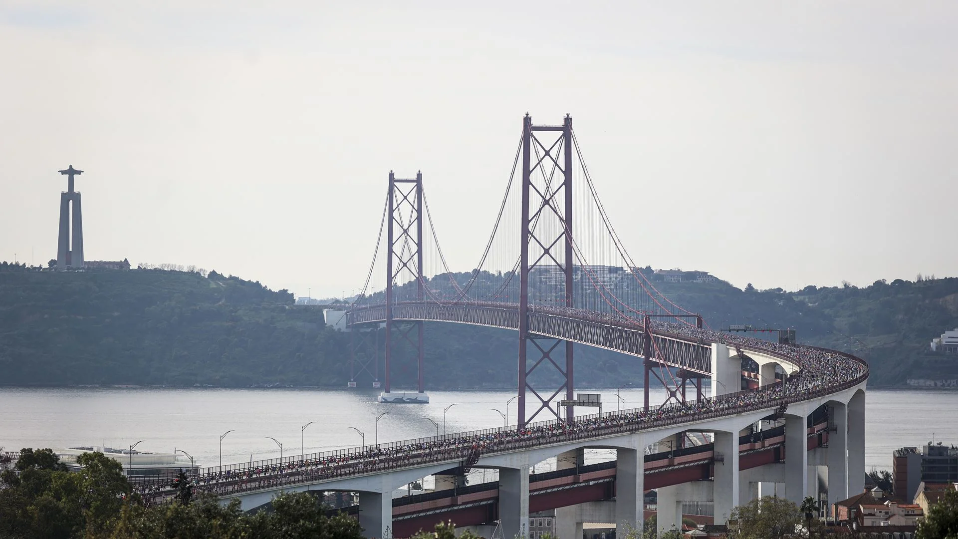 Motociclista morre em acidente com camião na Ponte 25 de Abril