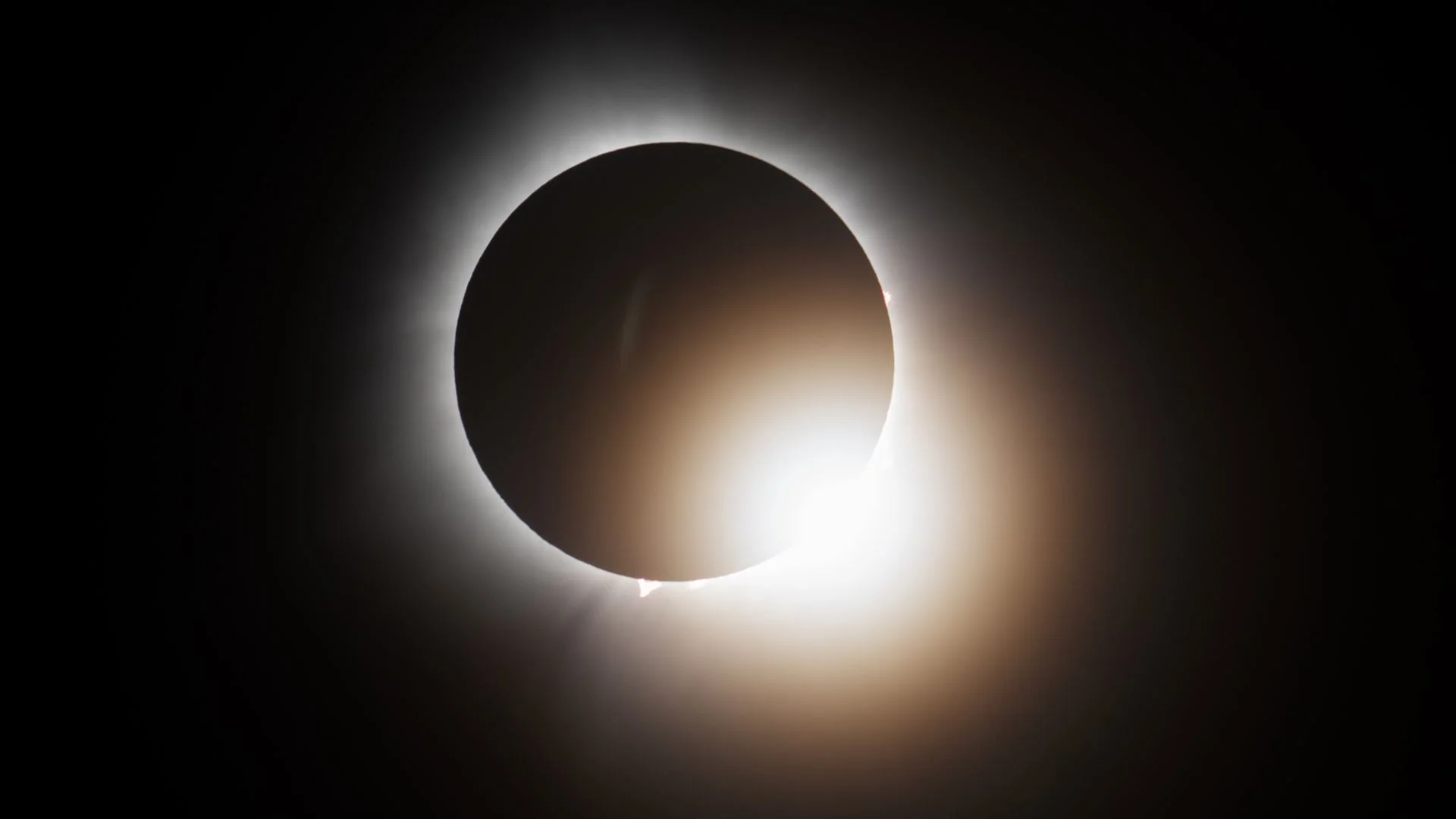 Olhos no eclipse, atenção ao fogo: Proteção Civil alerta visitantes de Montesinho