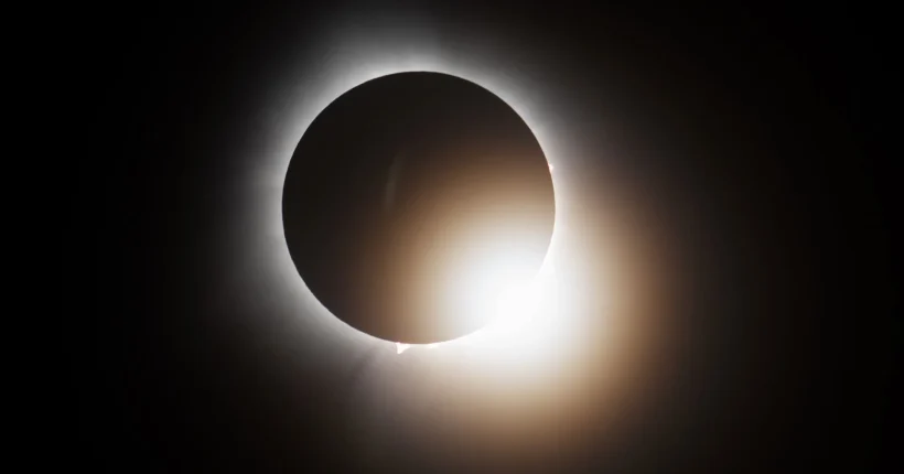 Onde e a que horas posso ver o eclipse solar total de amanhã em Portugal?