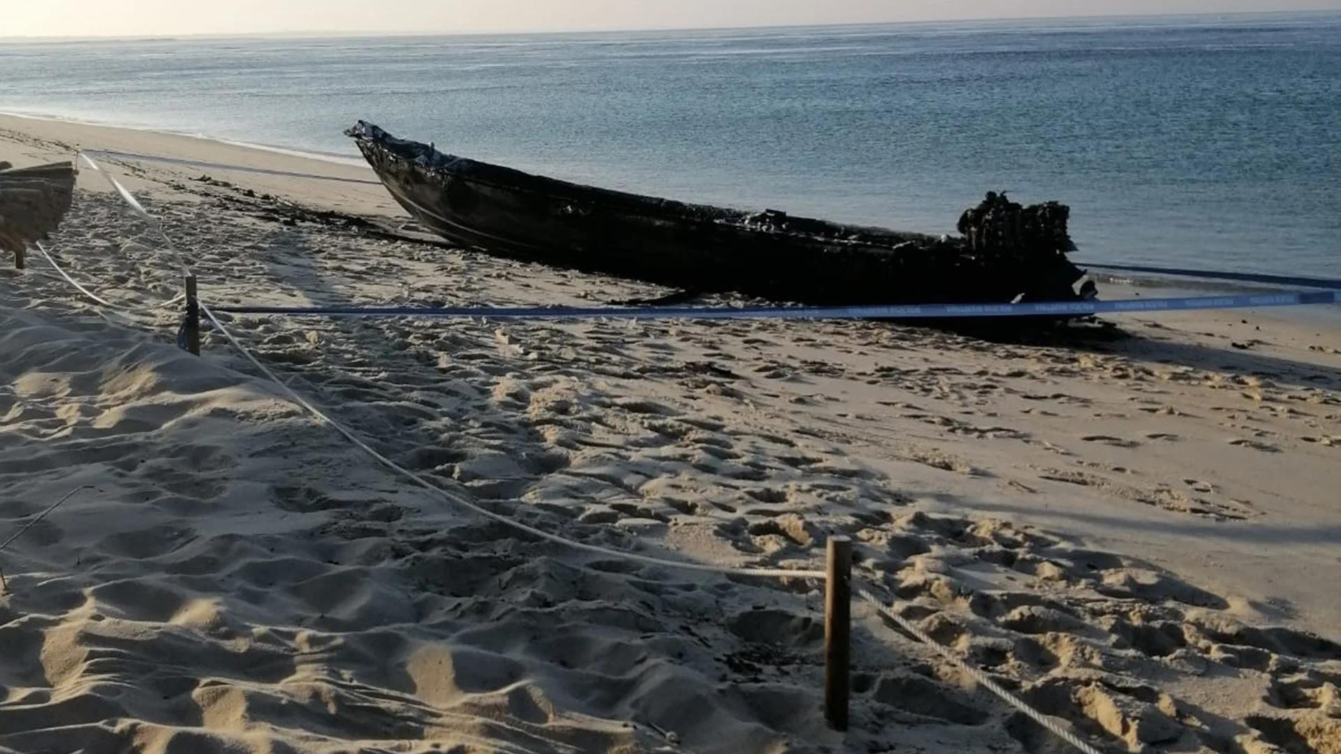 Permanência de pessoas em parte da praia da Figueirinha interditada durante a semana