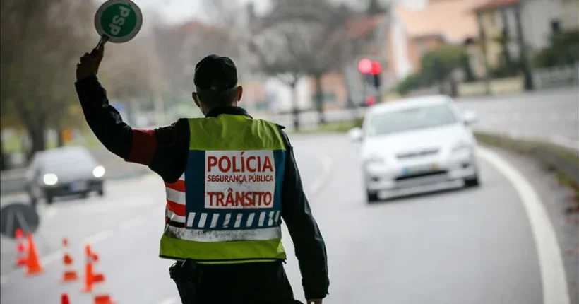 Trânsito cortado entre Algés-Lisboa após colisão com vários feridos