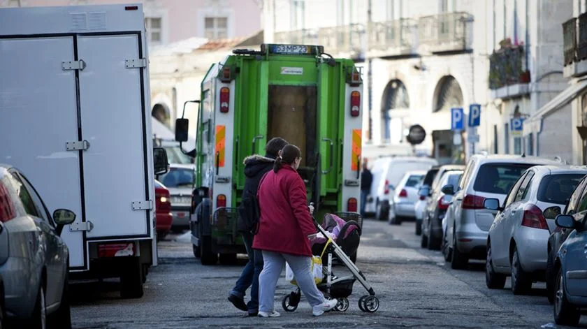 Três trabalhadores afetados com vapores libertados de camião do lixo em Braga