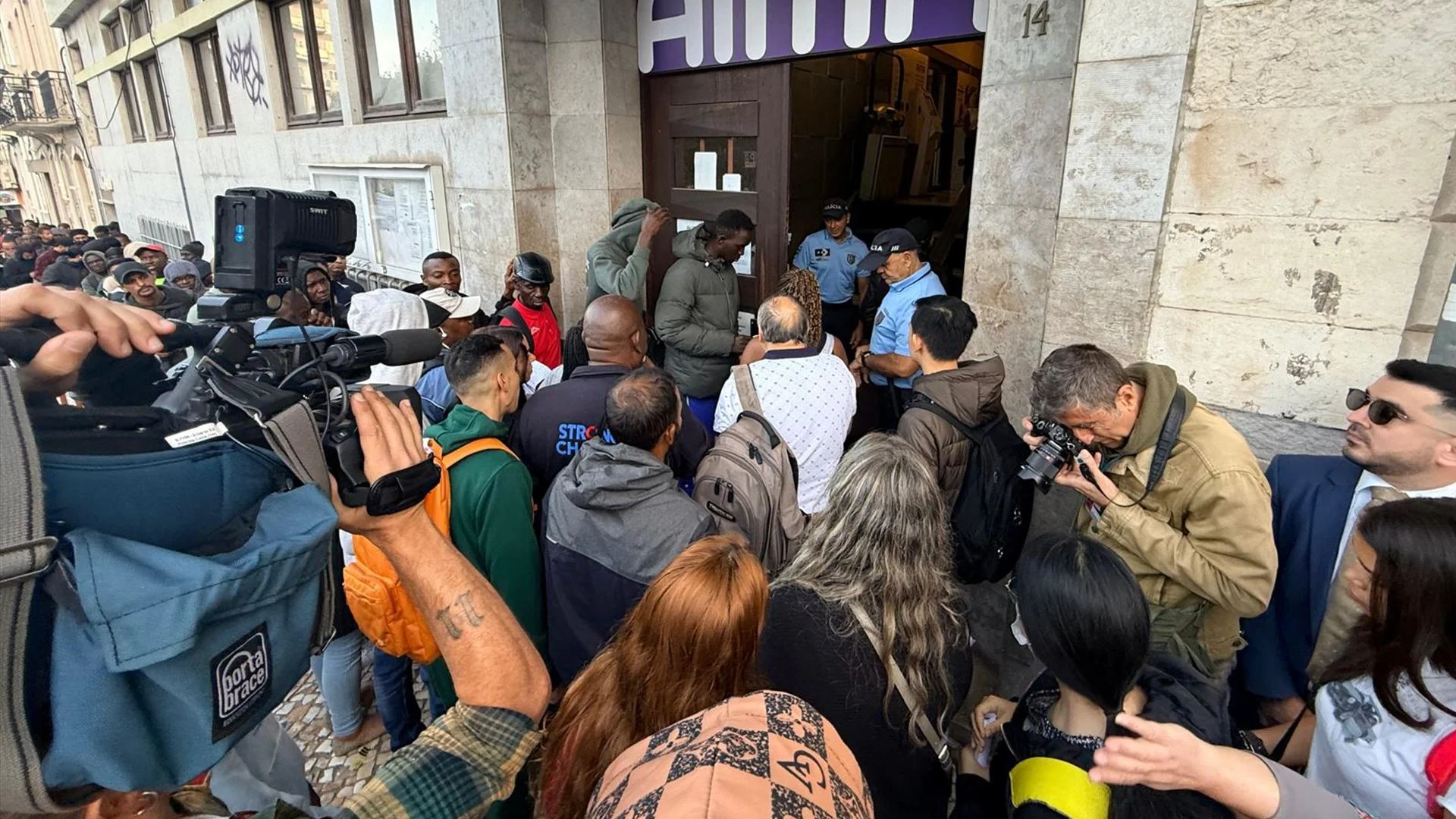 Tribunal dá sete dias à AIMA para agendar pedido de residência de jovem deportado