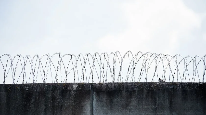 Vinte detidos em operação contra tráfico de droga nas prisões