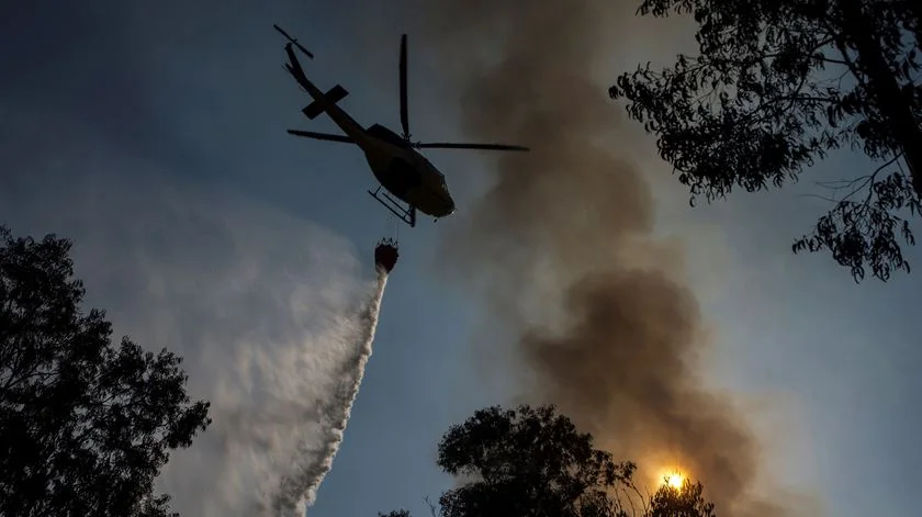 Onze meios aéreos combatem incêndio em Penacova