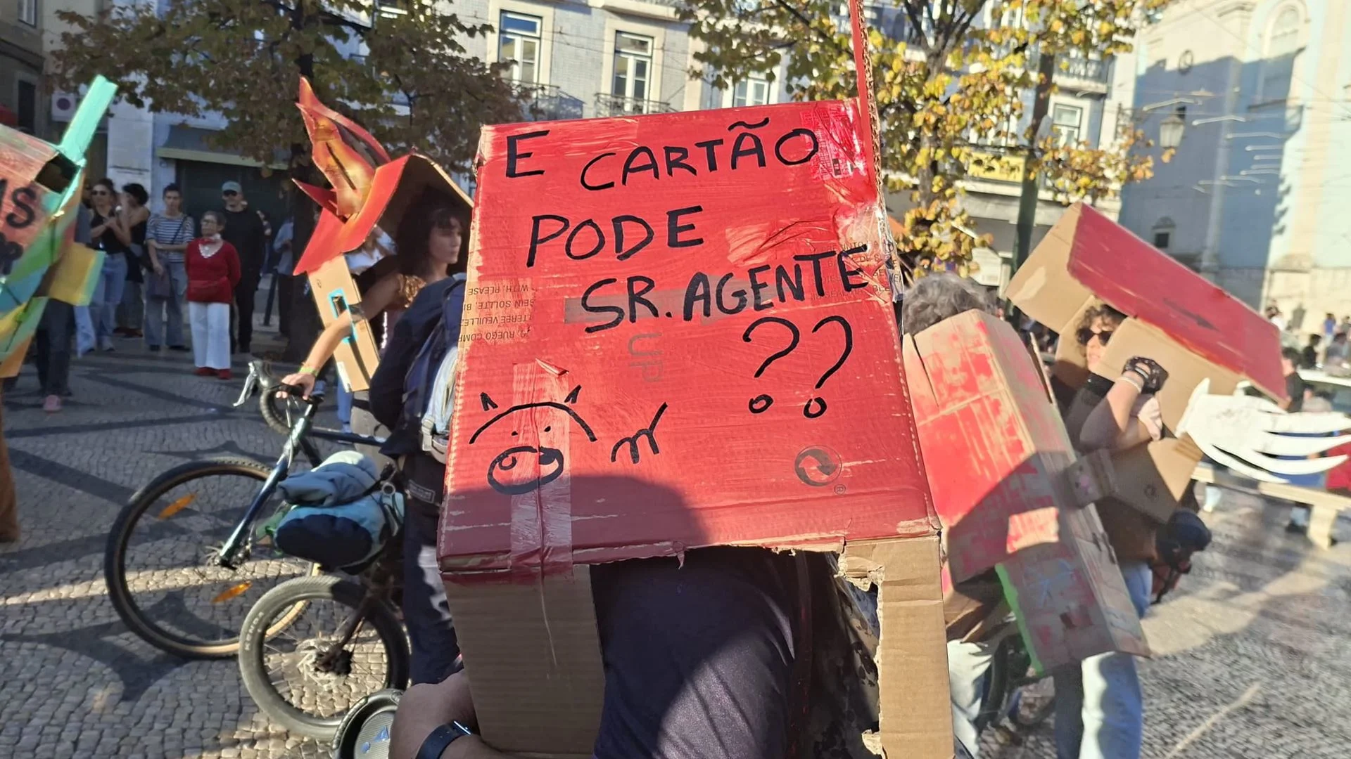 "Ninguém encosta os nossos filhos à parede". Portugal e Europa voltam a sair à rua